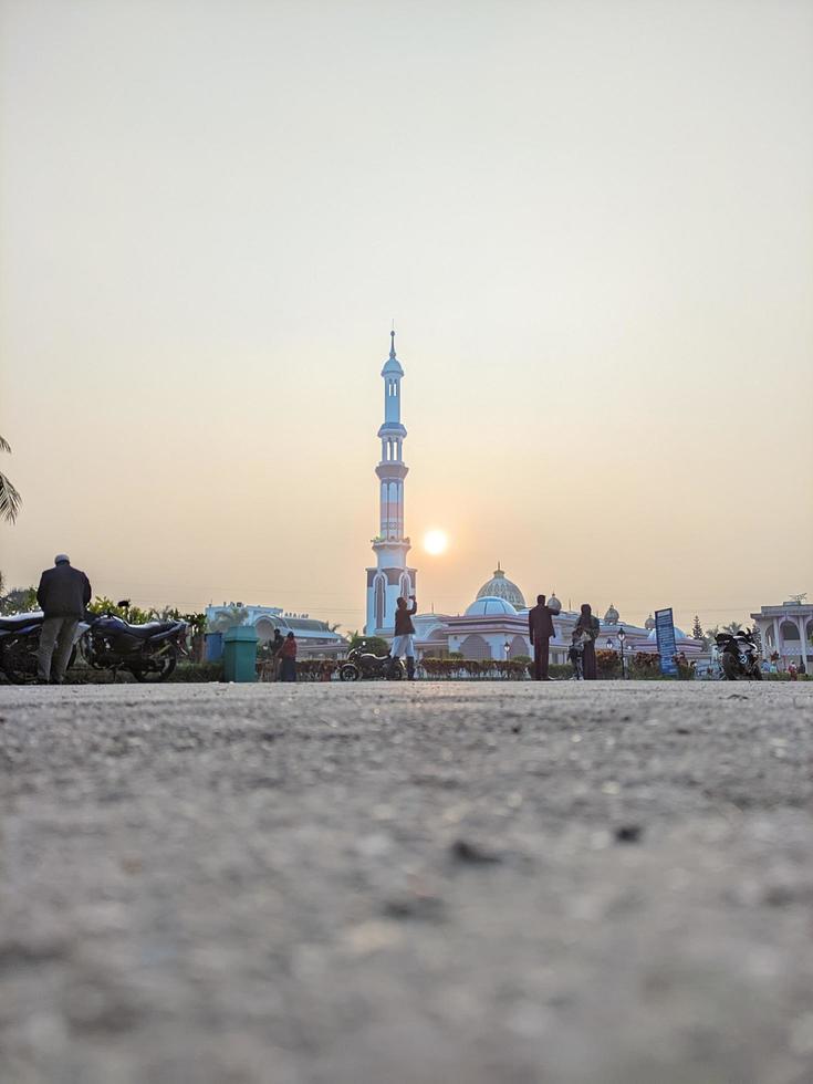 foto grátis pôr do sol com mesquita muçulmana
