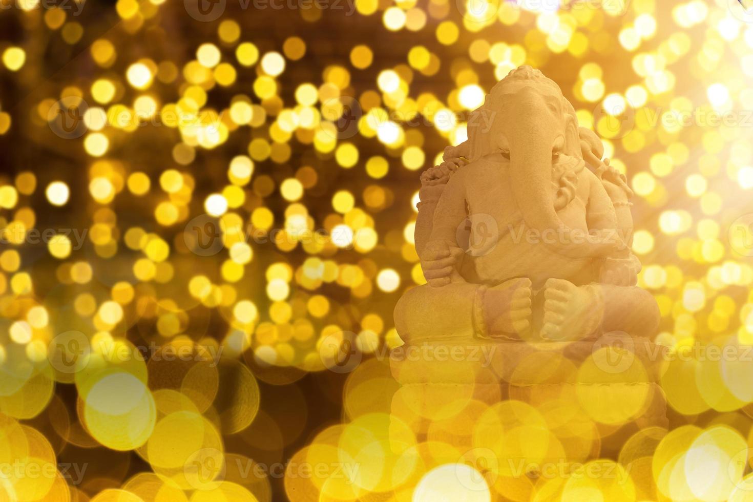 foco seletivo na estátua do senhor ganesha, festival ganesha. religião hindu e celebração indiana do conceito de festival de diwali em fundo escuro, vermelho e amarelo. foto