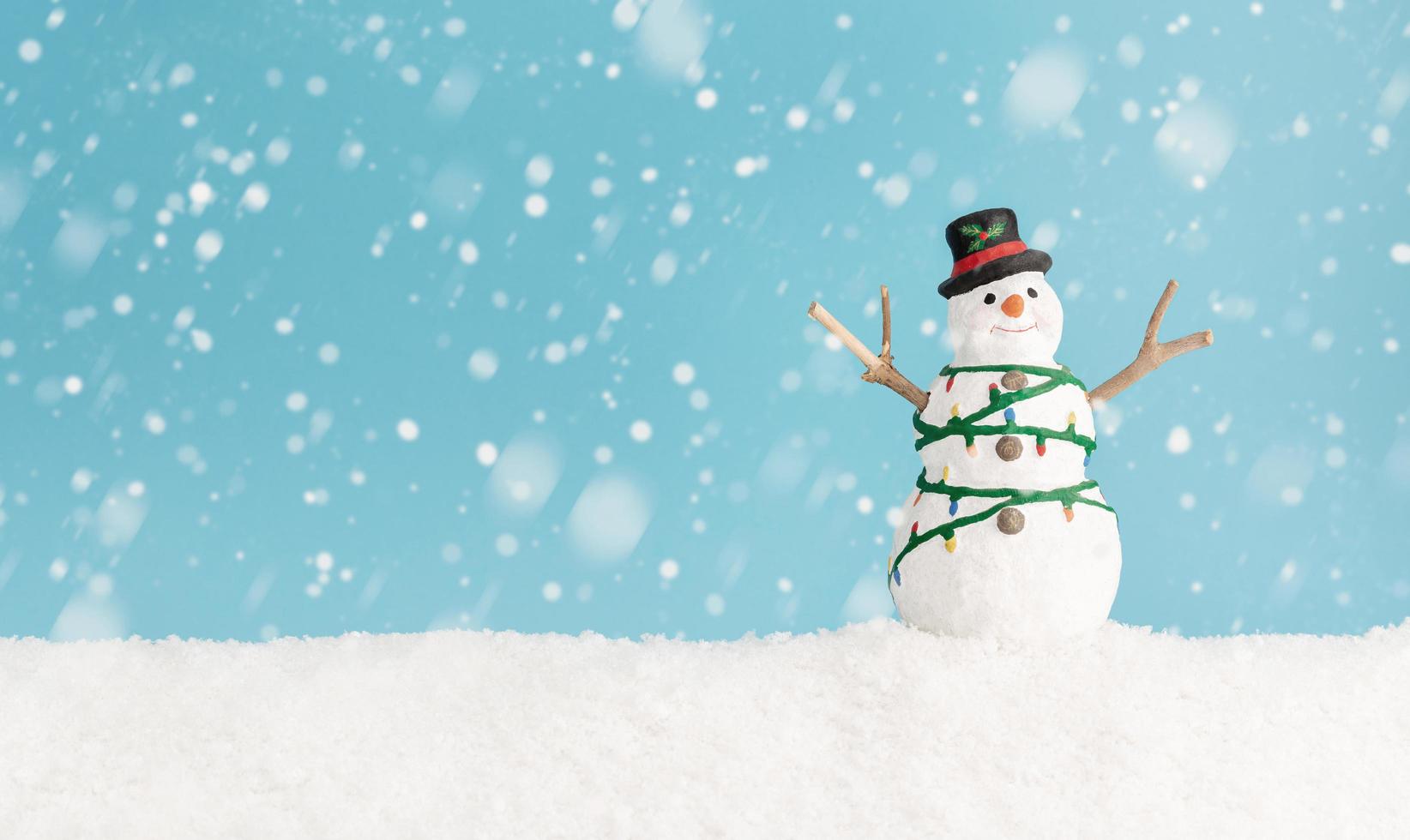 boneco de neve feliz em pé na paisagem de inverno foto
