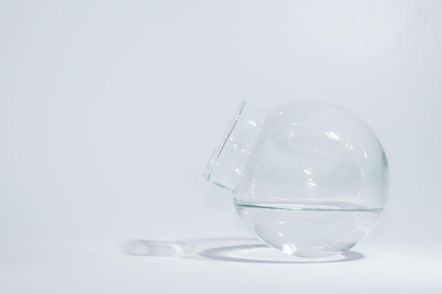 jarra globular cheia de água dentro foto