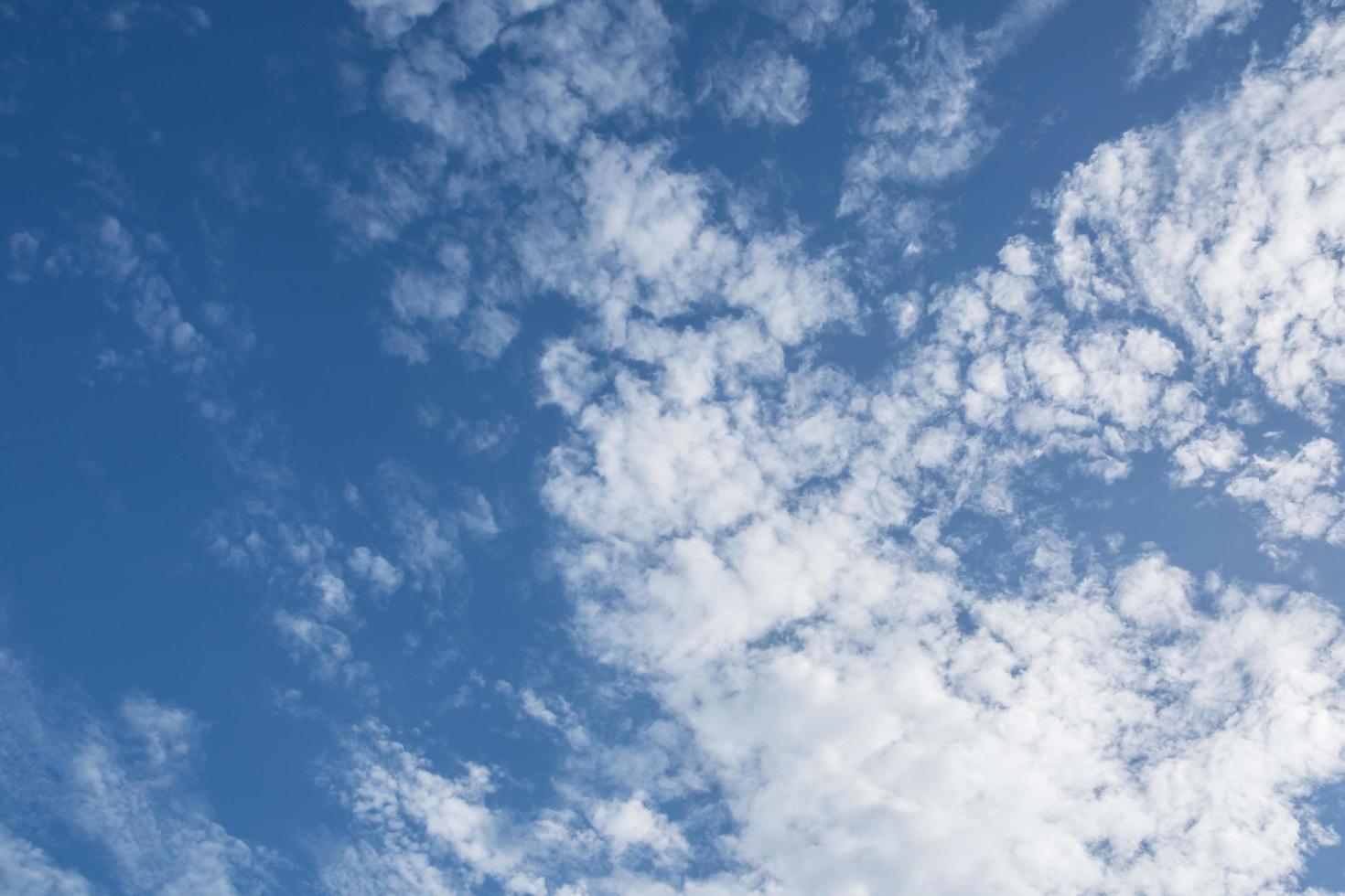 céu azul e nuvens foto