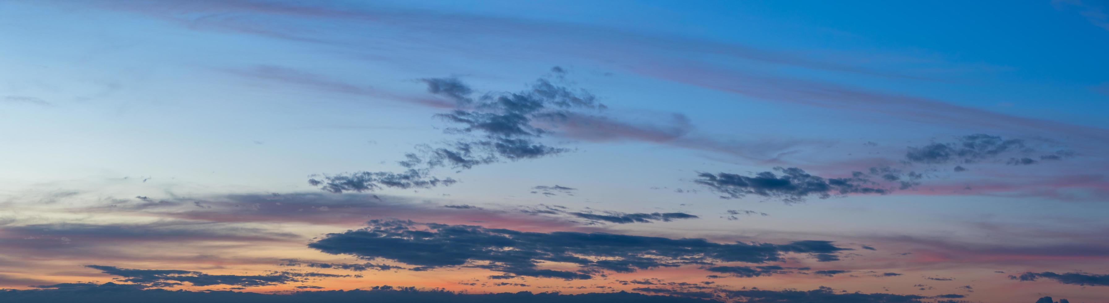 céu e nuvens ao pôr do sol foto