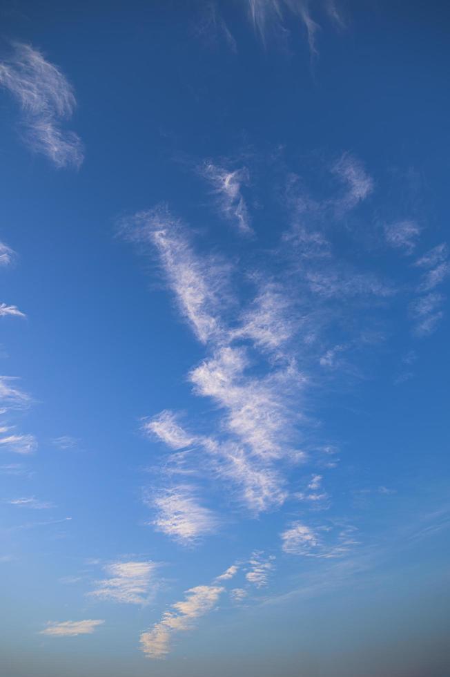 céu e nuvens foto