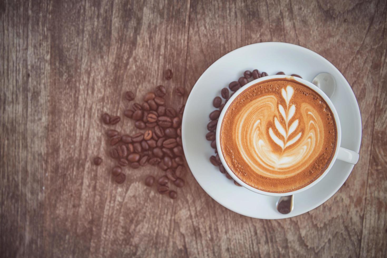 uma xícara de café latte ou cappuccino com efeito de filtro retrô foto