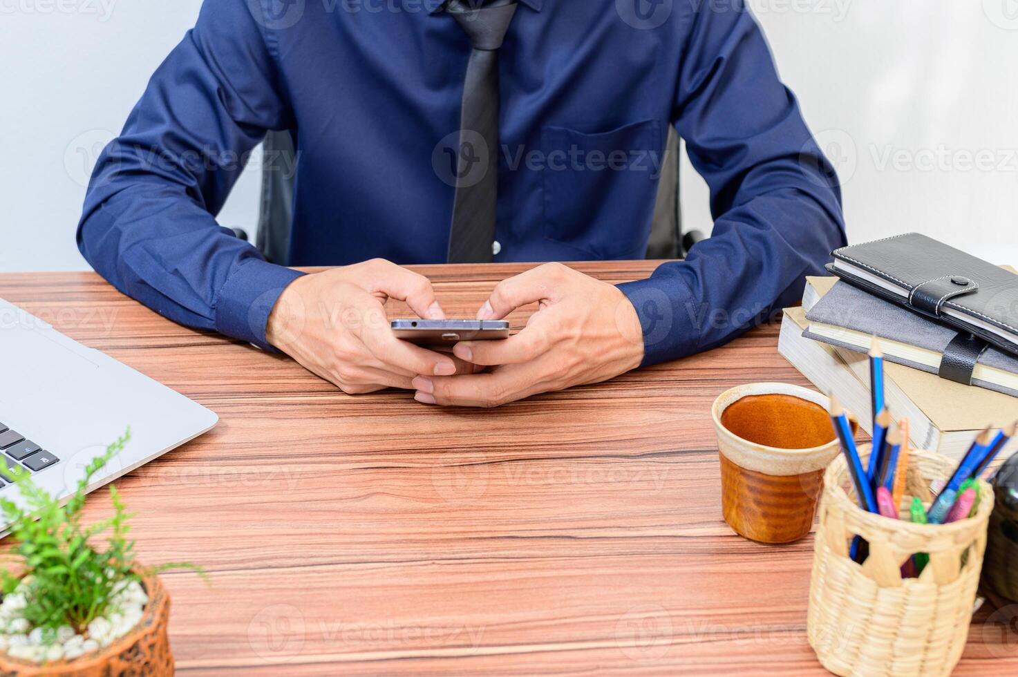 empresário em sua mesa foto