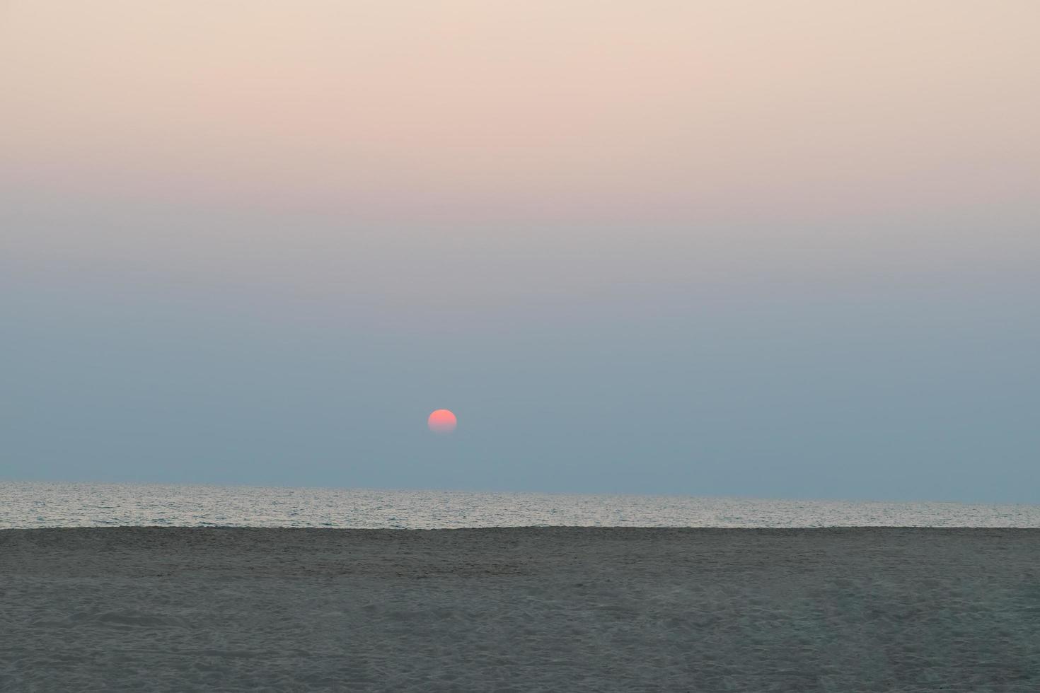 pôr do sol colorido à beira-mar foto