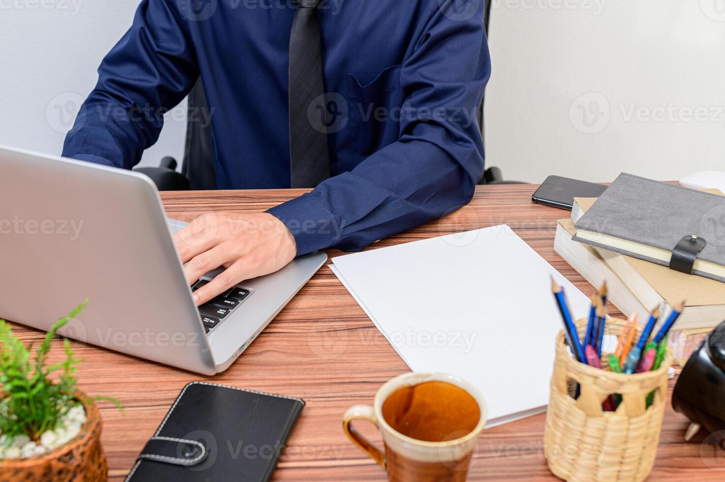 empresário em sua mesa foto