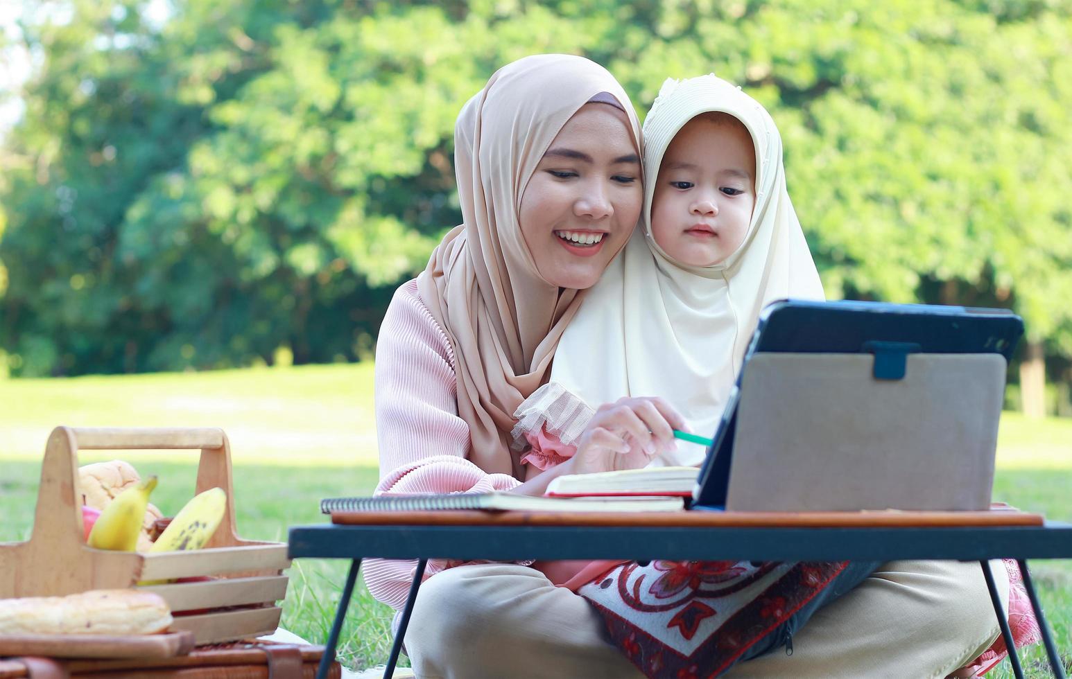 mães e filhas muçulmanas aproveitam as férias no parque. amor e vínculo entre mãe e filho foto
