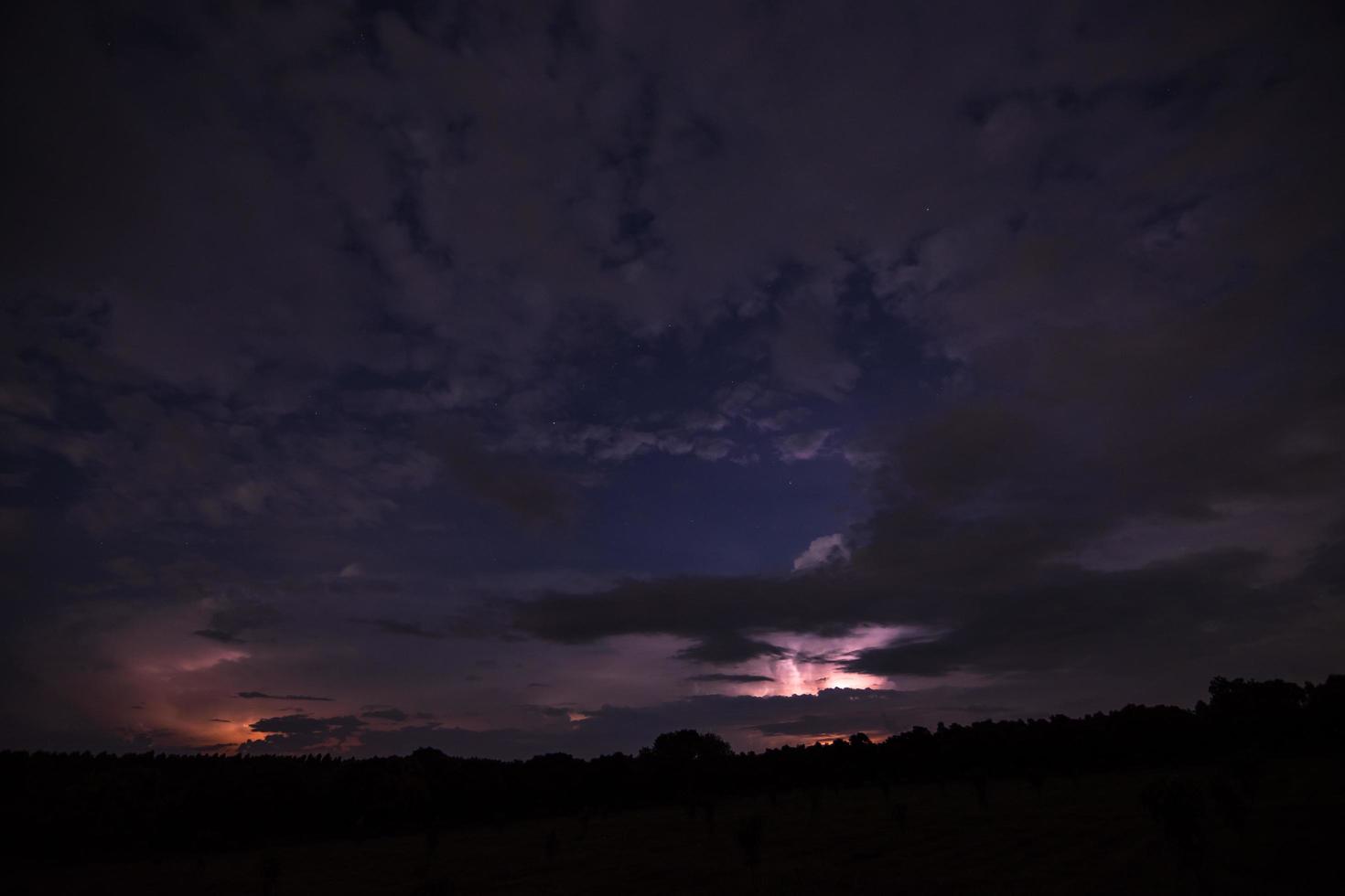 relâmpago e nuvens à noite foto