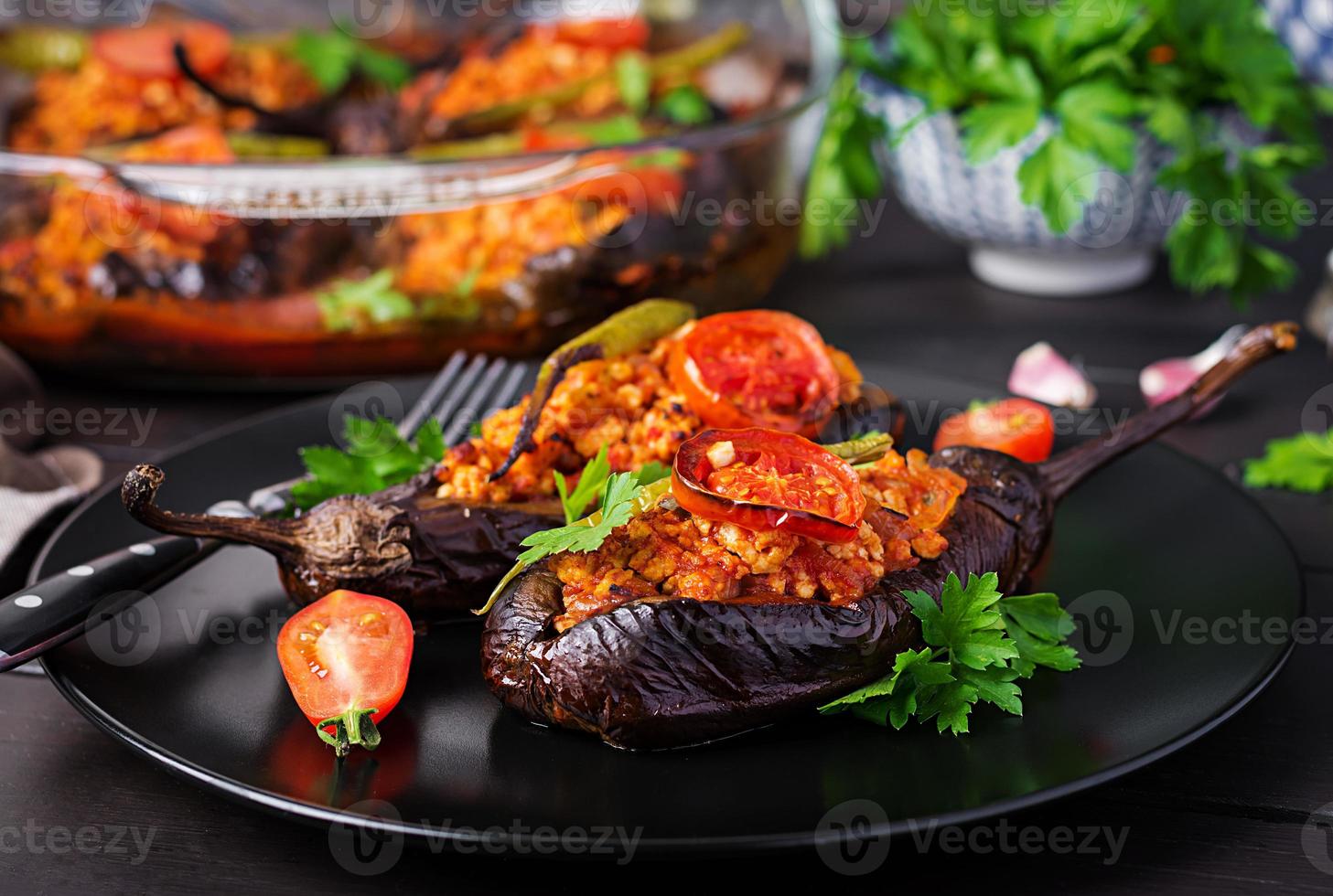 karniyarik - refeição tradicional turca de berinjela com berinjela. berinjela recheada com carne moída e legumes assados com molho de tomate. cozinha turca. foto