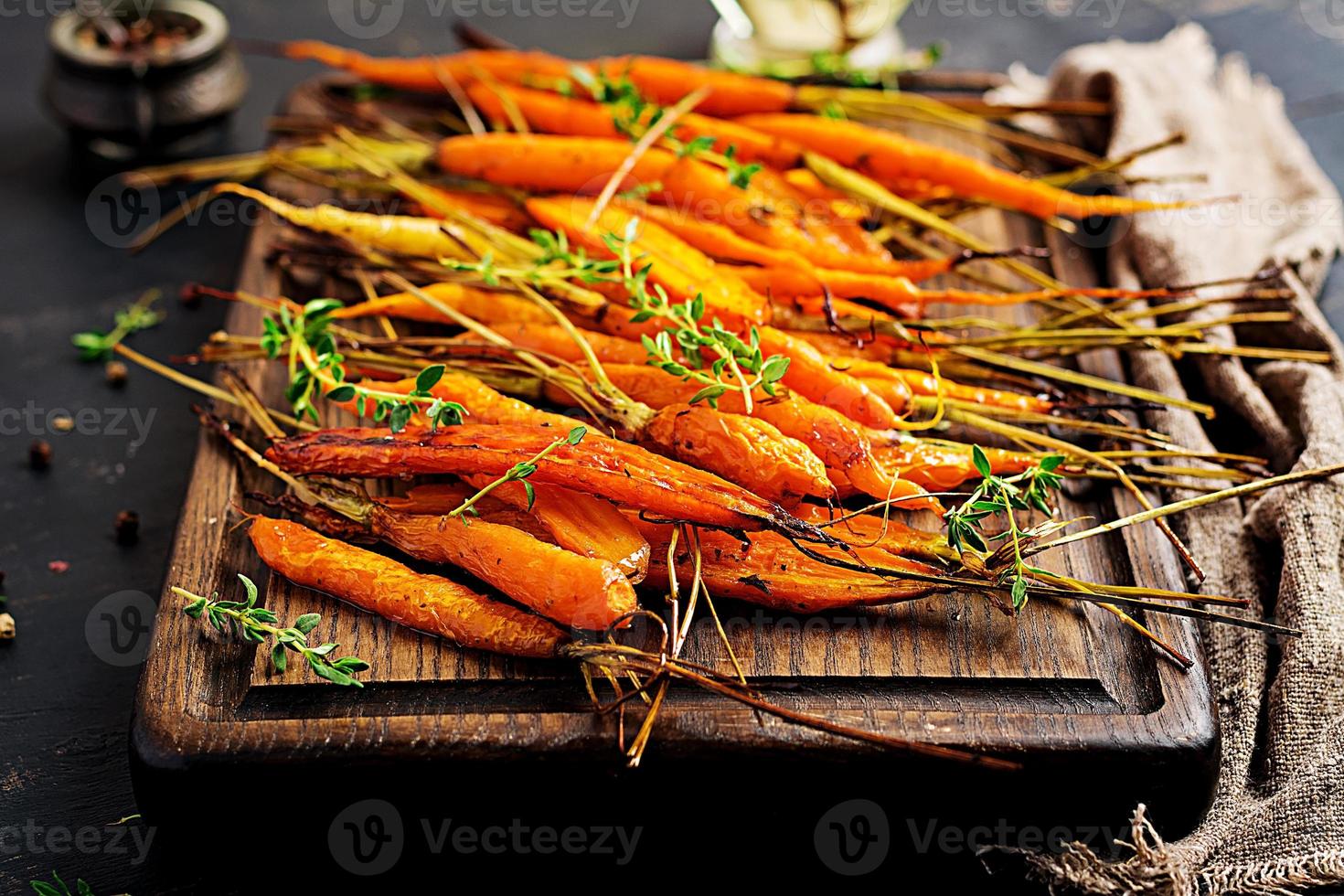 cenouras orgânicas assadas com tomilho, mel e limão. comida vegana orgânica. foto