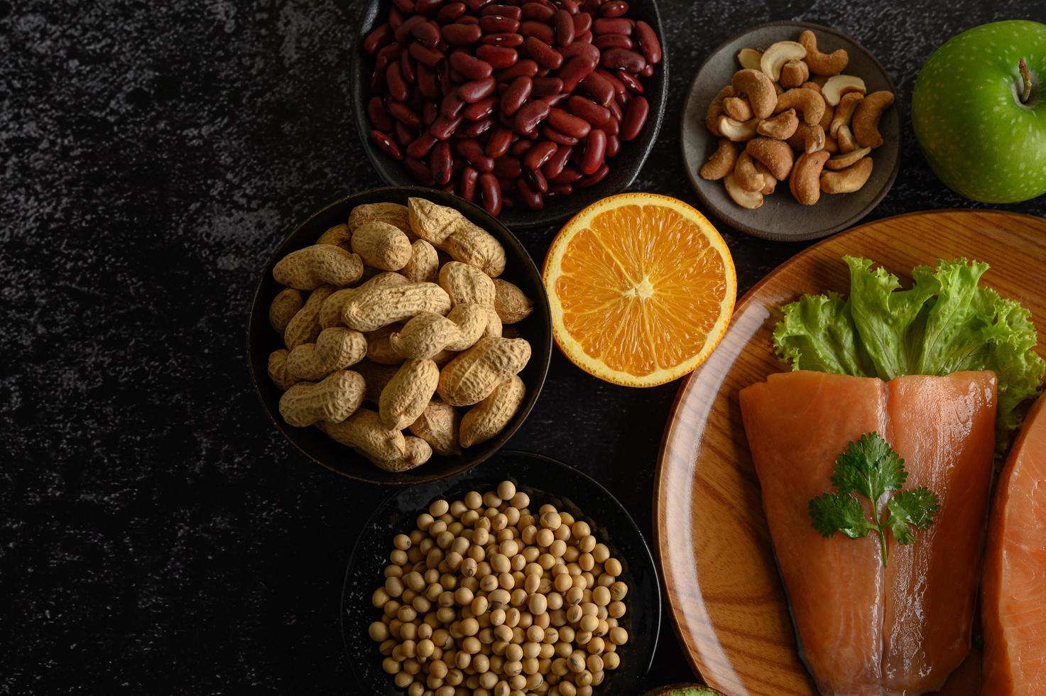 legumes, frutas e pedaços de salmão foto