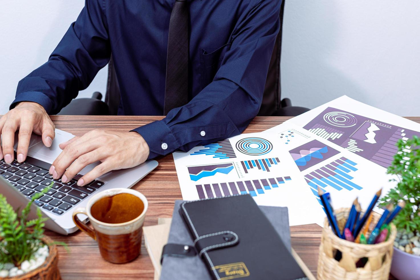 empresário trabalhando em sua mesa foto