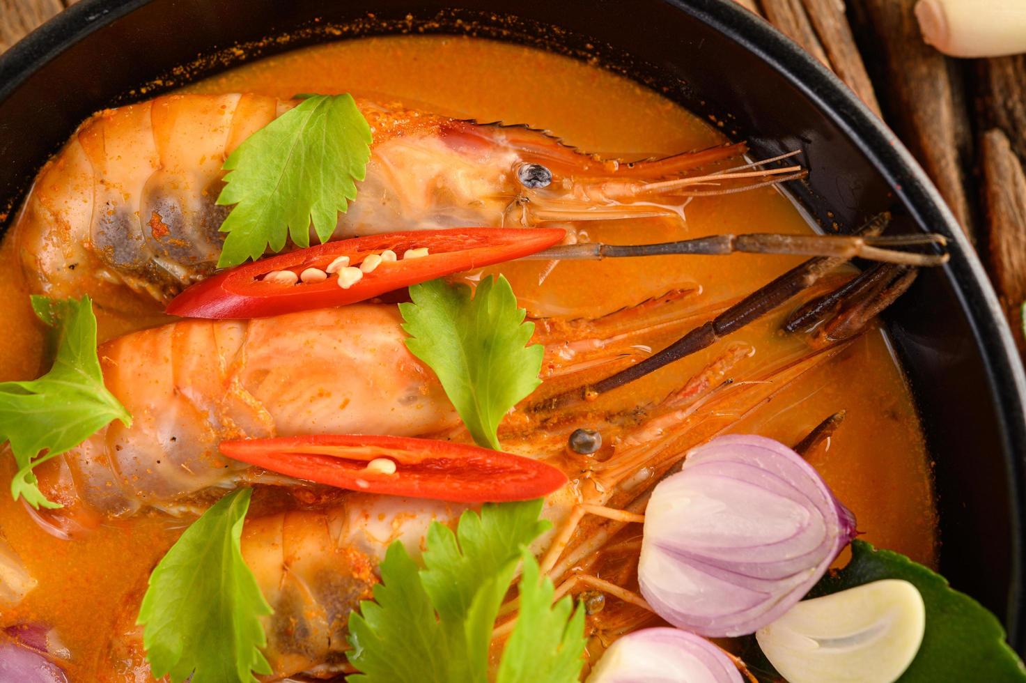 sopa tailandesa quente picante chamada tom yum kung com camarão foto