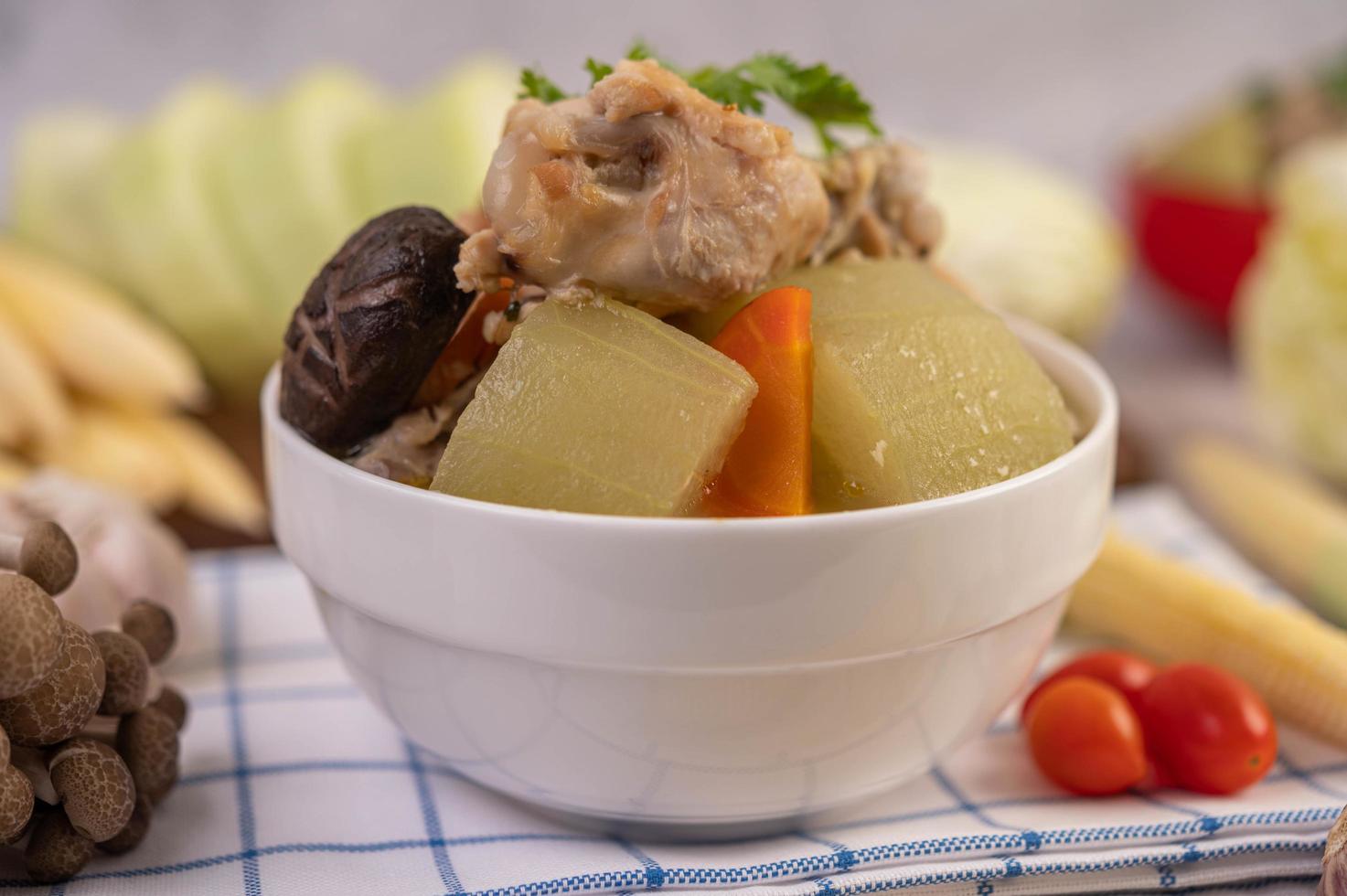 sopa de almôndega de porco rodeada de ingredientes foto