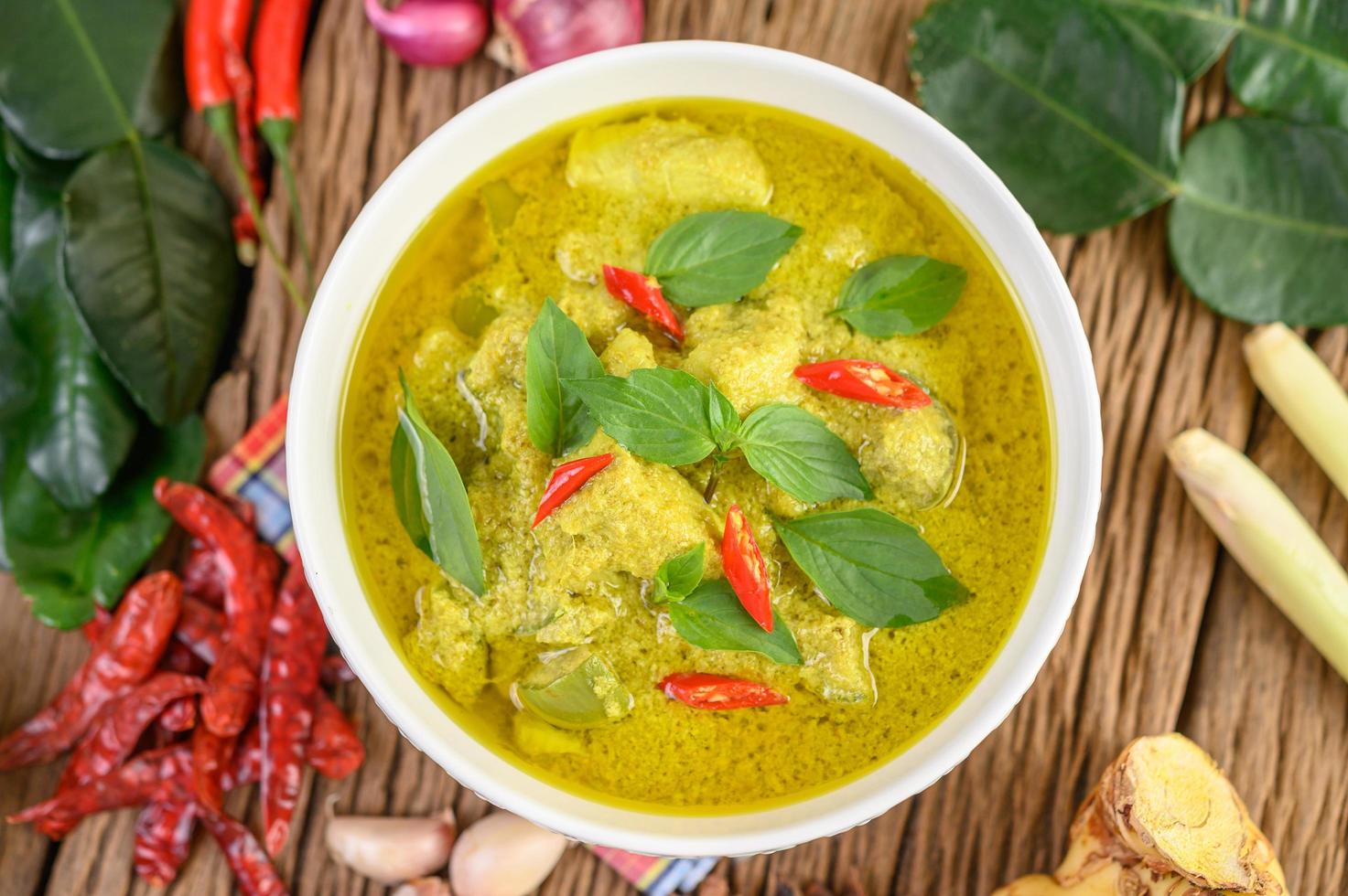 curry verde com limão, cebola roxa, capim-limão, alho e folhas de kaffir foto