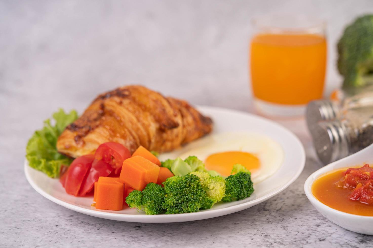 croissant de ovo fresco e café da manhã com vegetais foto