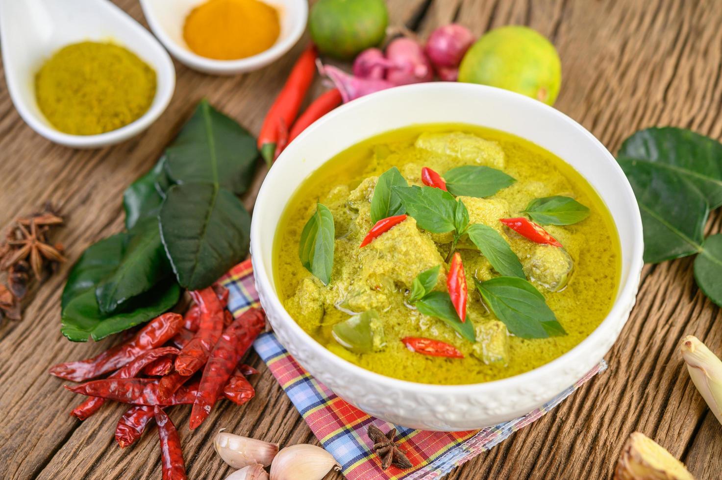 curry verde picante em uma tigela com especiarias foto