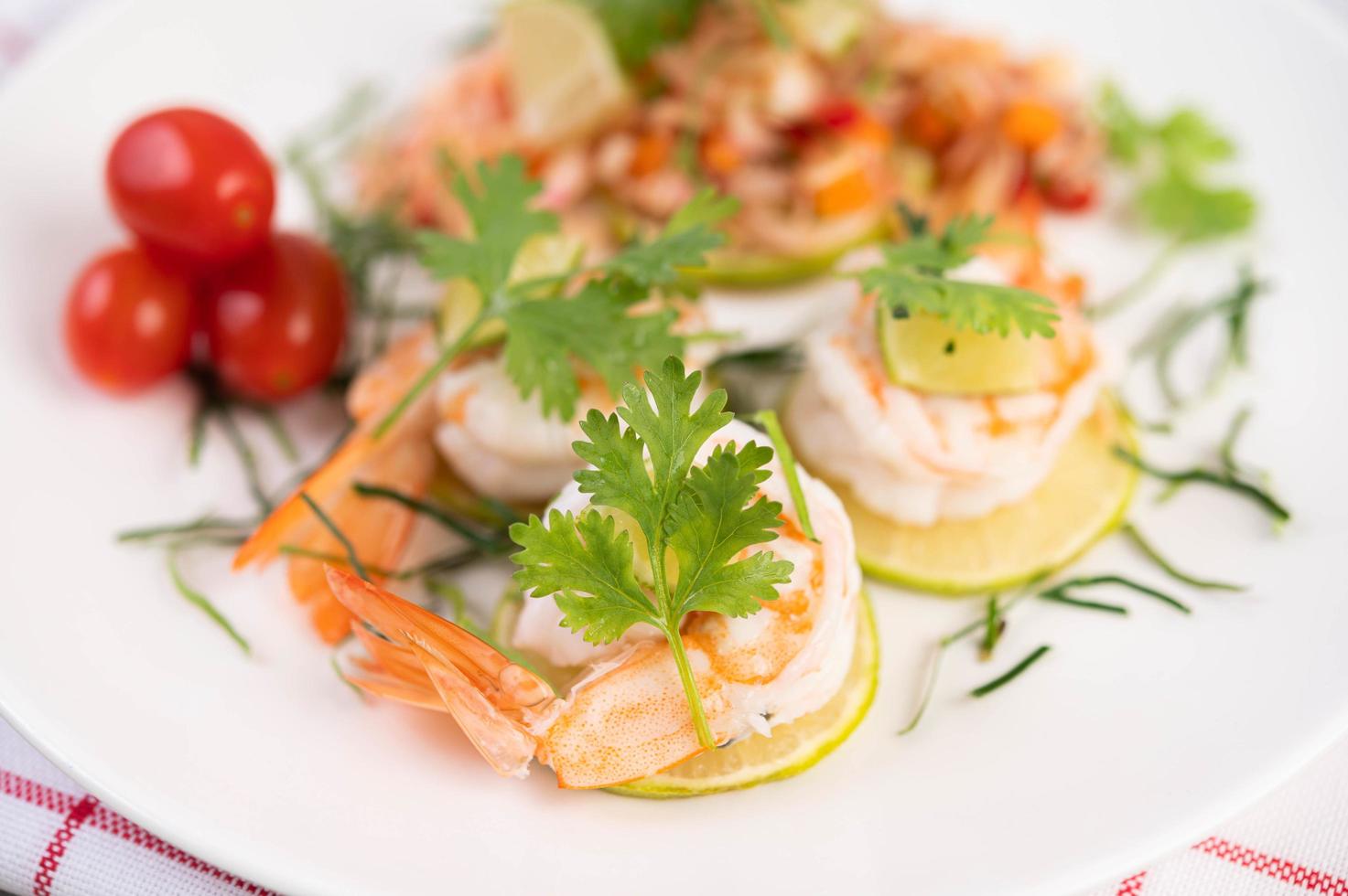 salada tailandesa picante com camarão foto