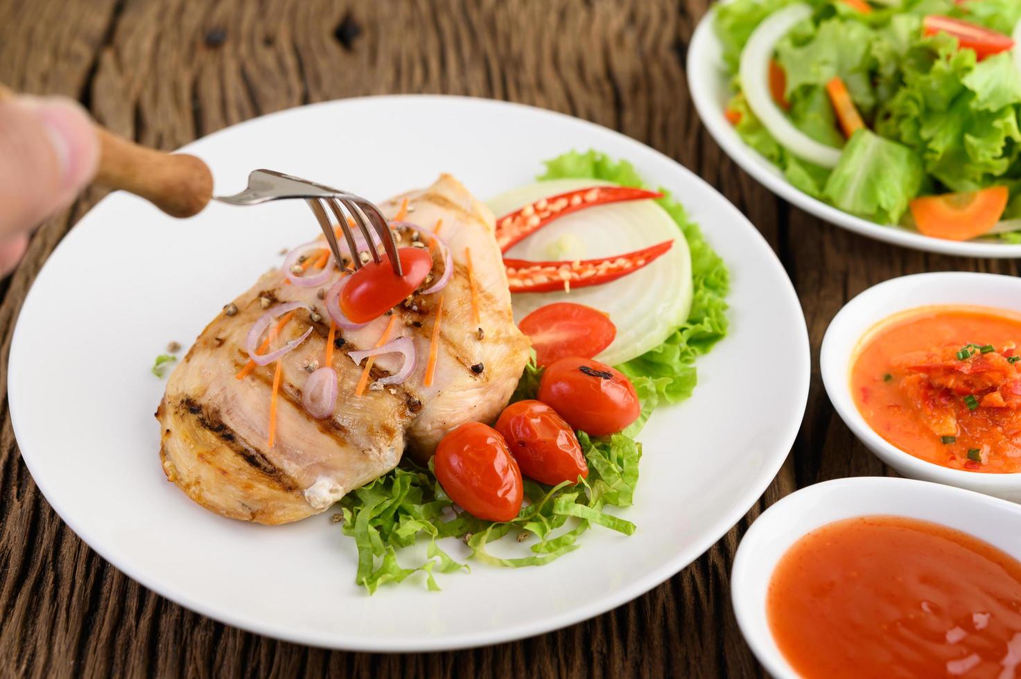 frango grelhado com legumes grelhados e salada foto