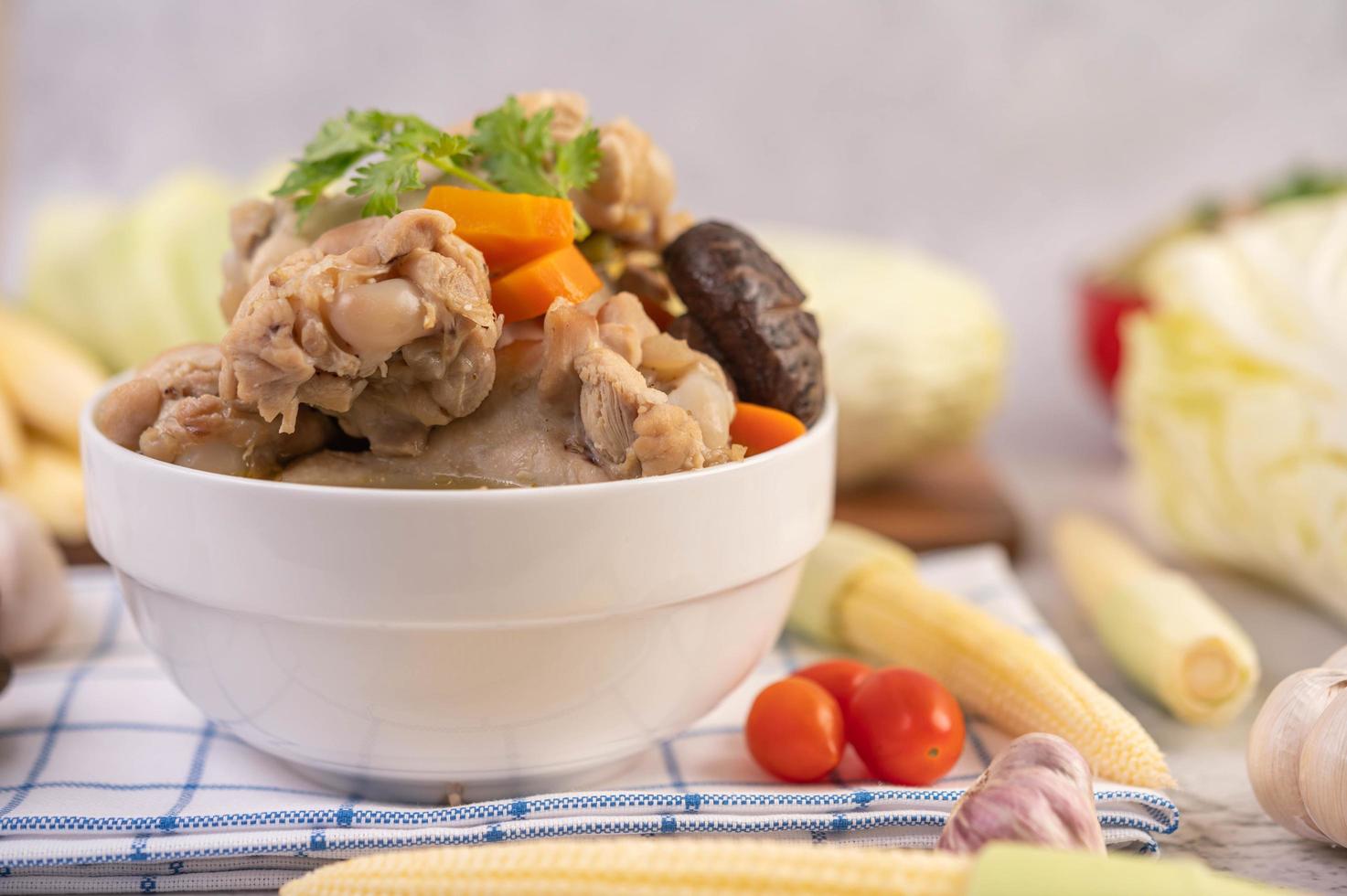 sopa de almôndega de porco rodeada de ingredientes foto