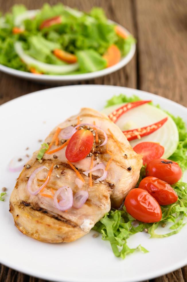 frango grelhado com legumes grelhados e salada foto