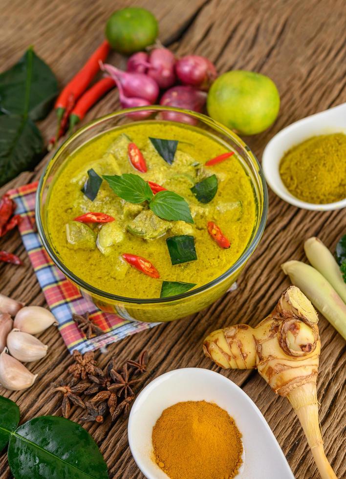 curry verde picante em uma tigela com especiarias foto