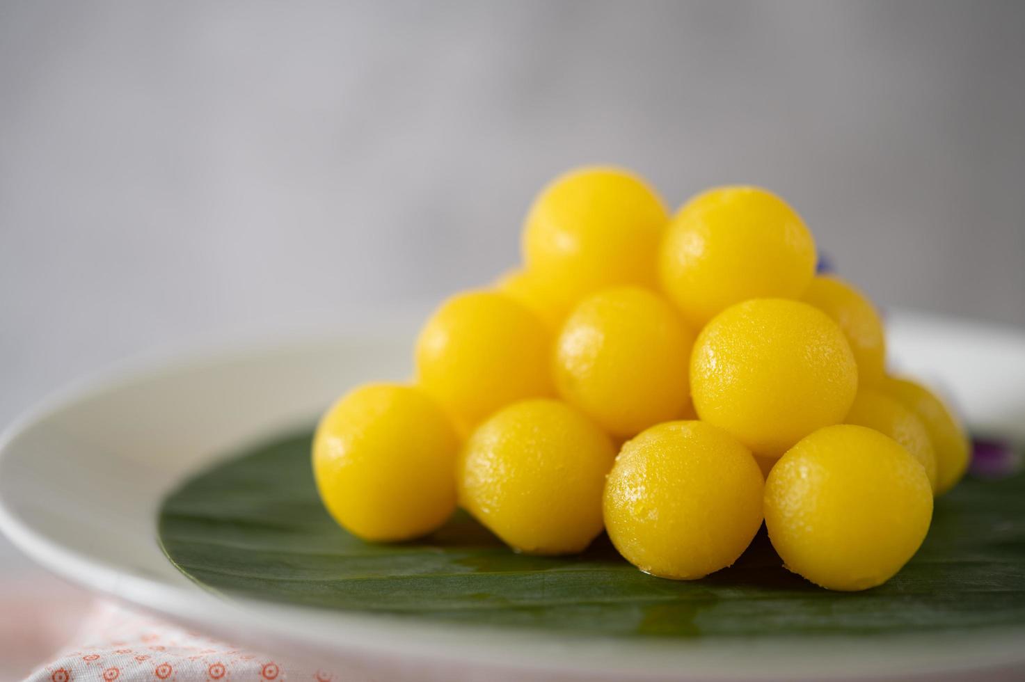 thong yod, uma sobremesa tailandesa em uma folha de bananeira foto