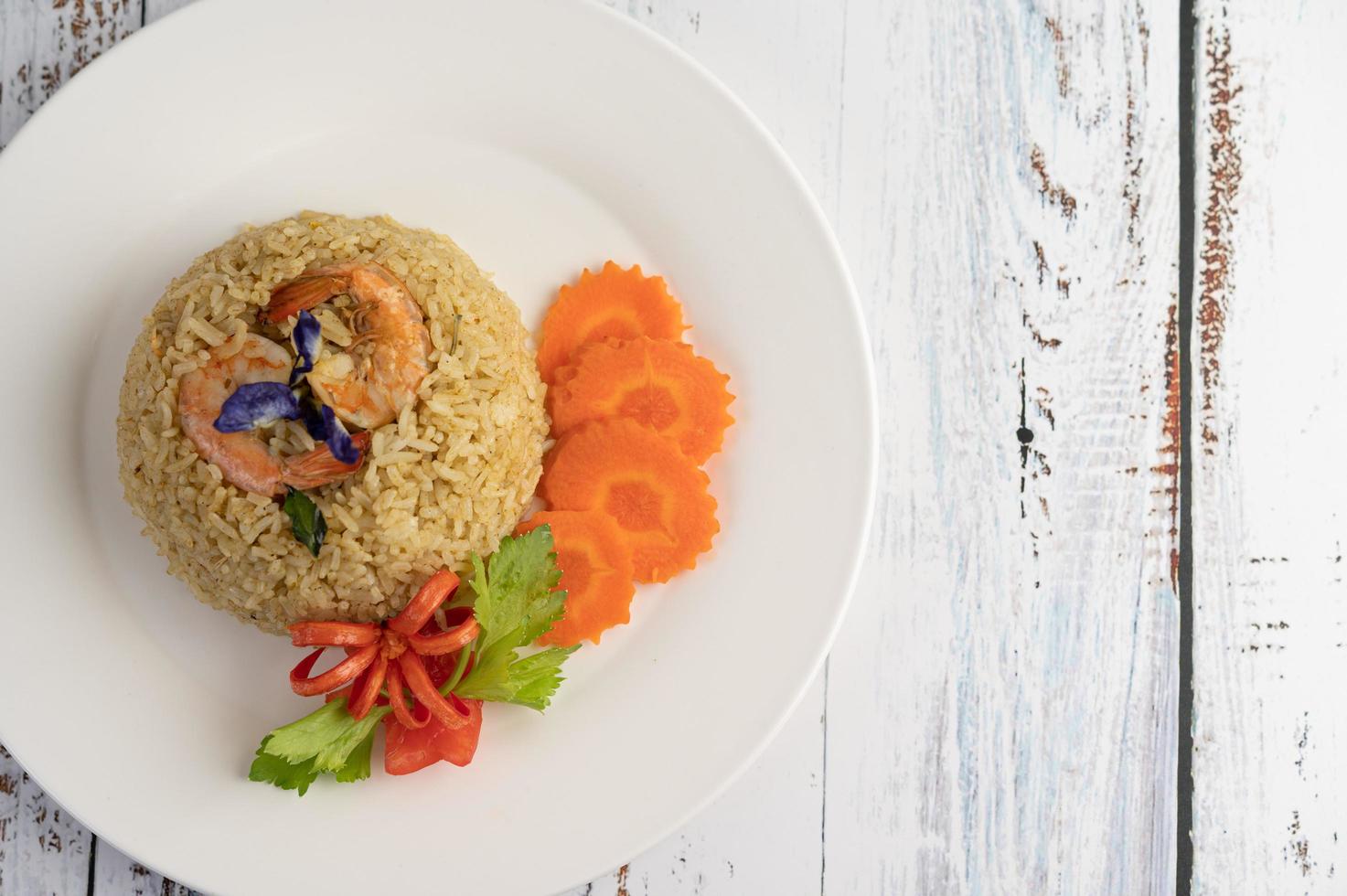 arroz de camarão com tomate e cenoura foto