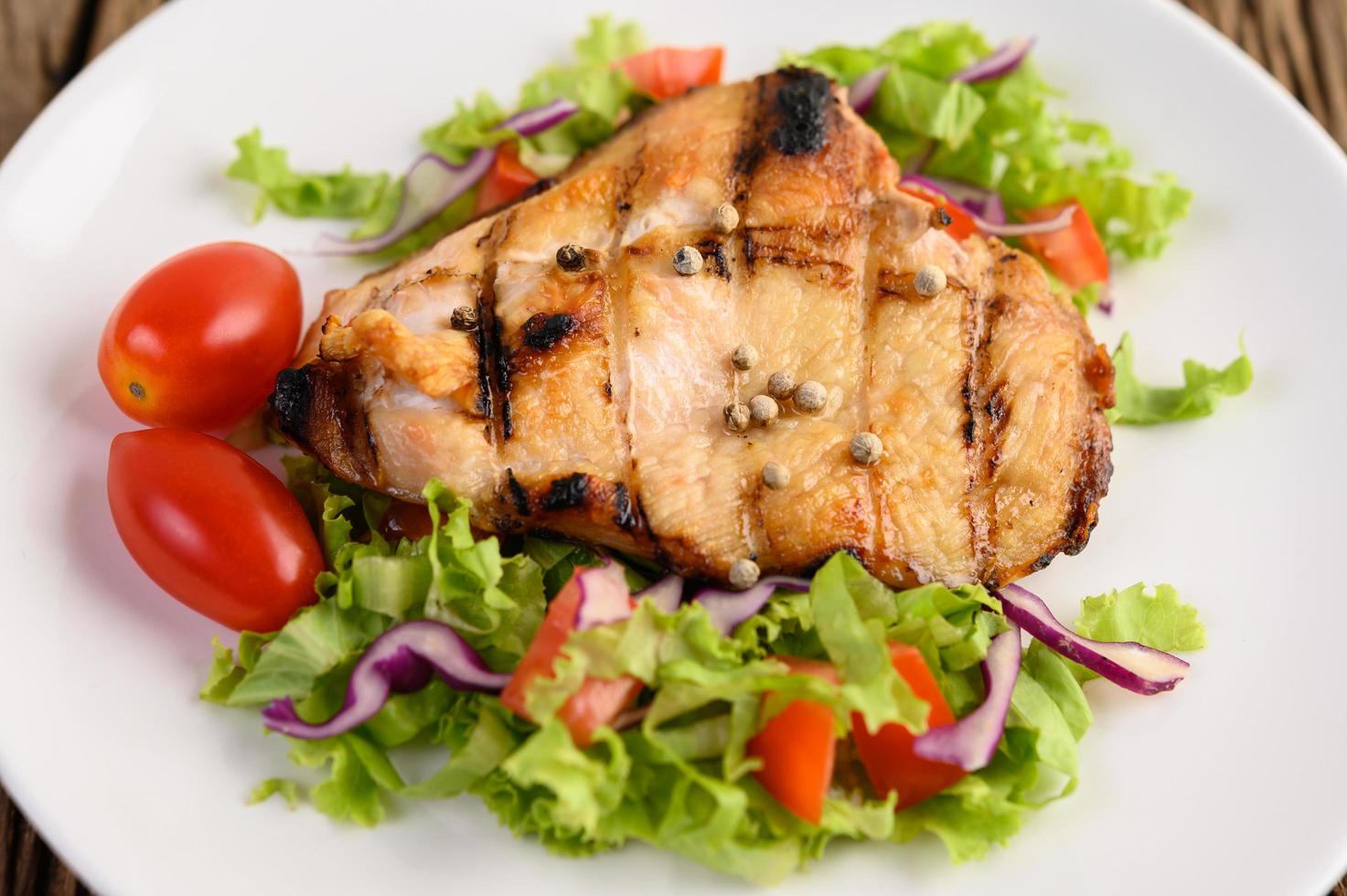 frango grelhado com salada foto