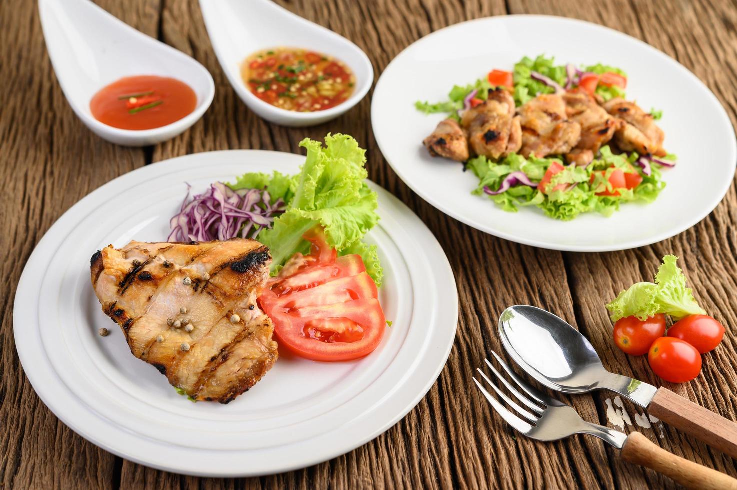 frango grelhado com salada foto