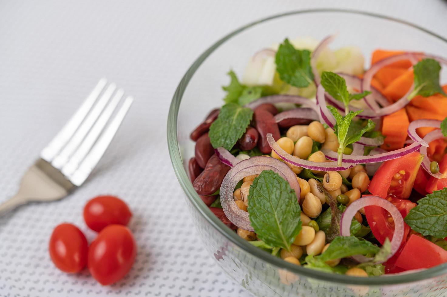 salada de frutas e vegetais frescos em uma tigela de vidro foto