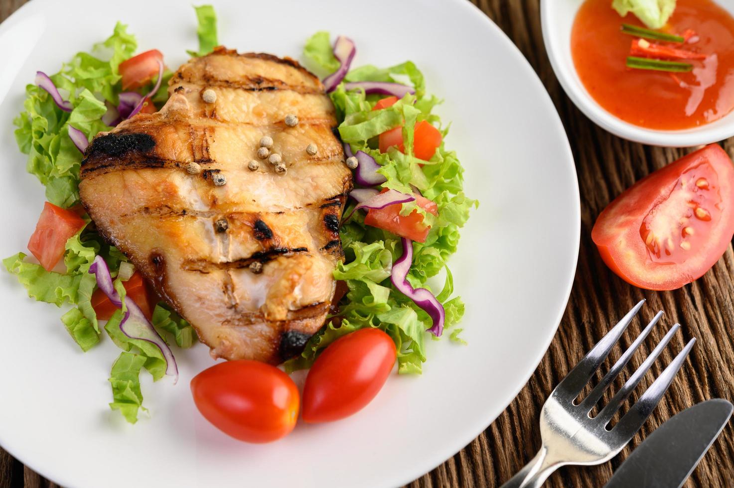 frango grelhado com salada foto