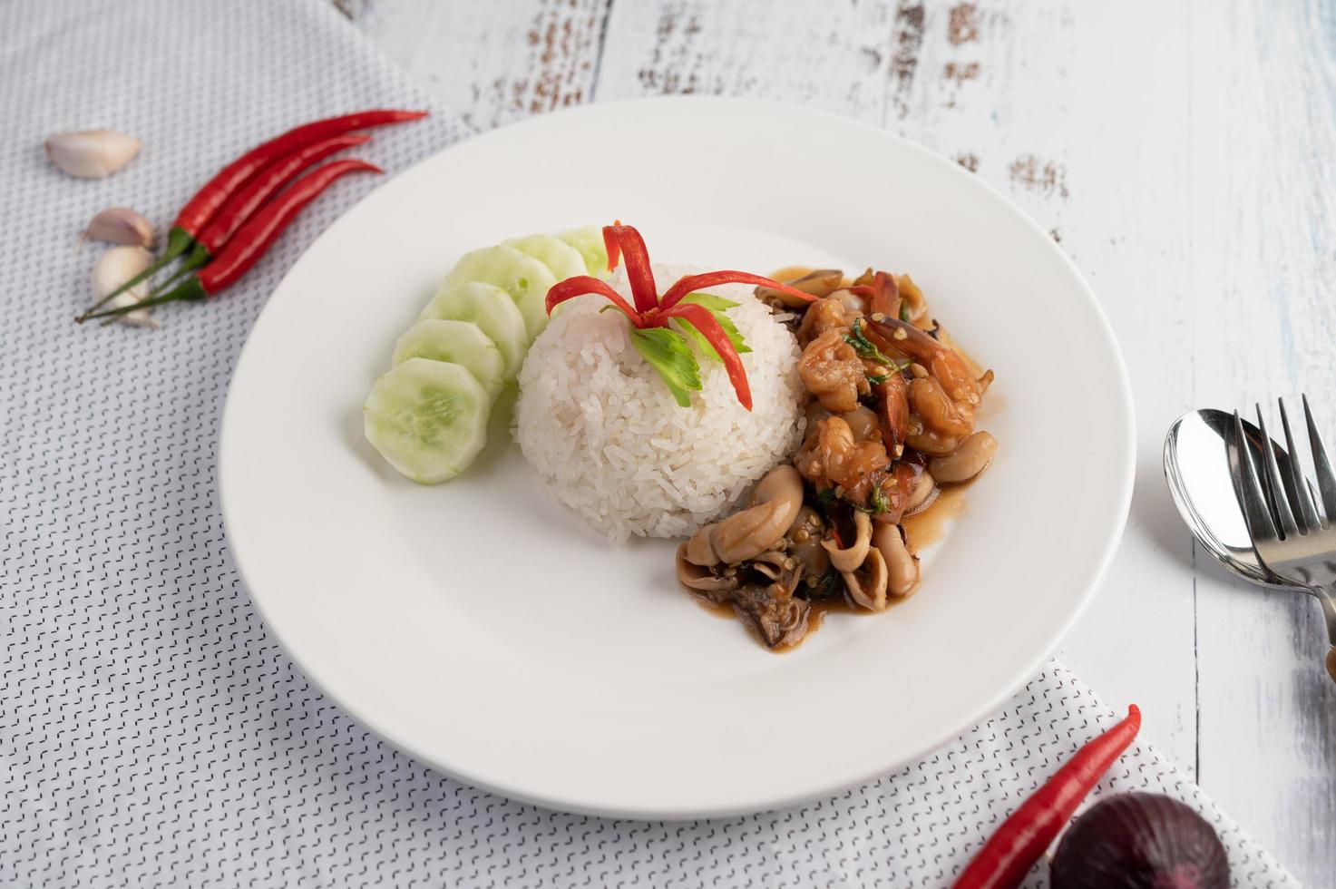 arroz coberto com manjericão frito com lula e camarão foto