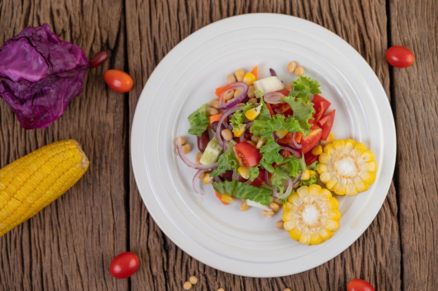 salada de frutas e vegetais em um prato branco foto