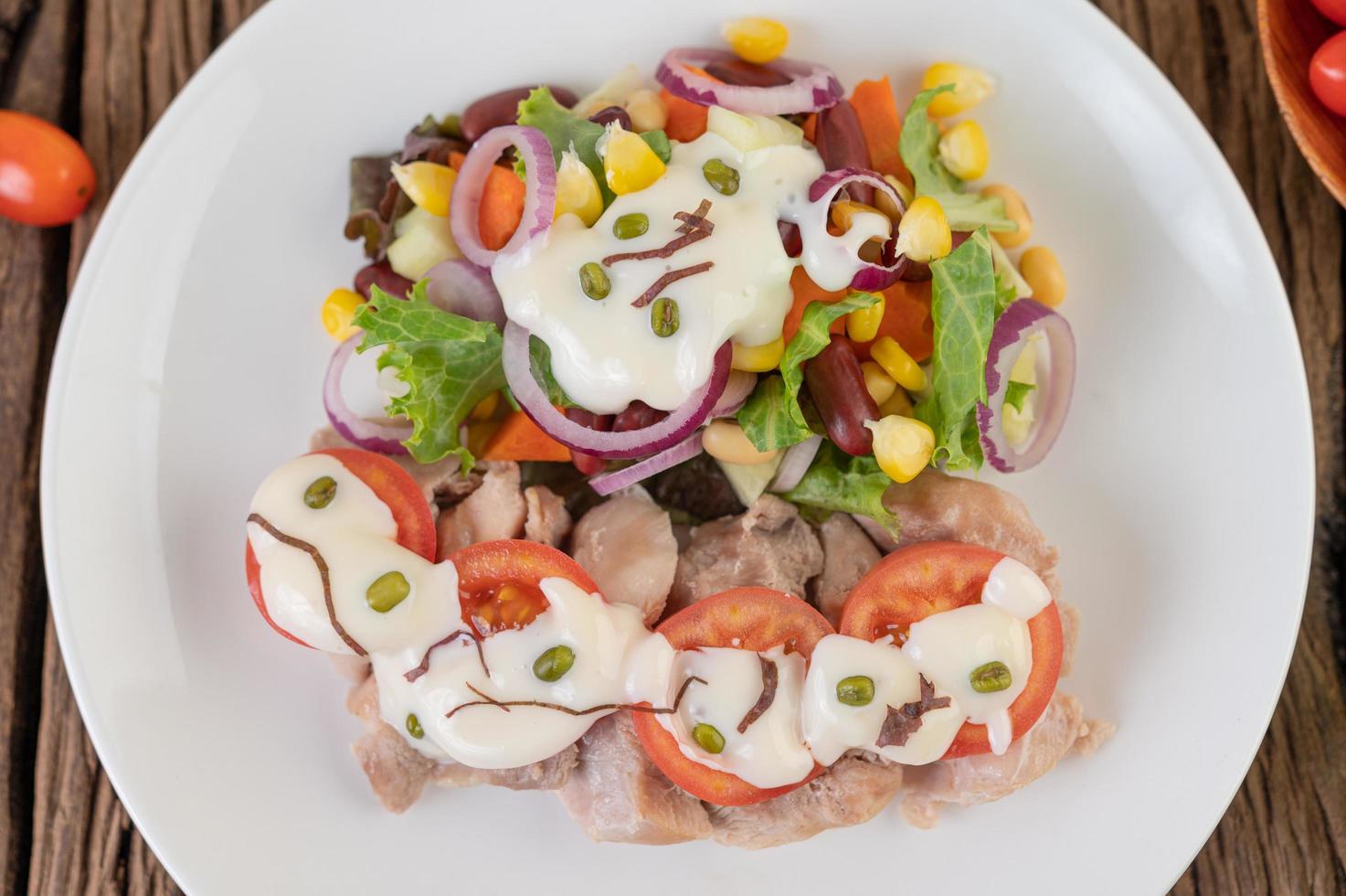 salada de frutas e vegetais em um prato branco foto