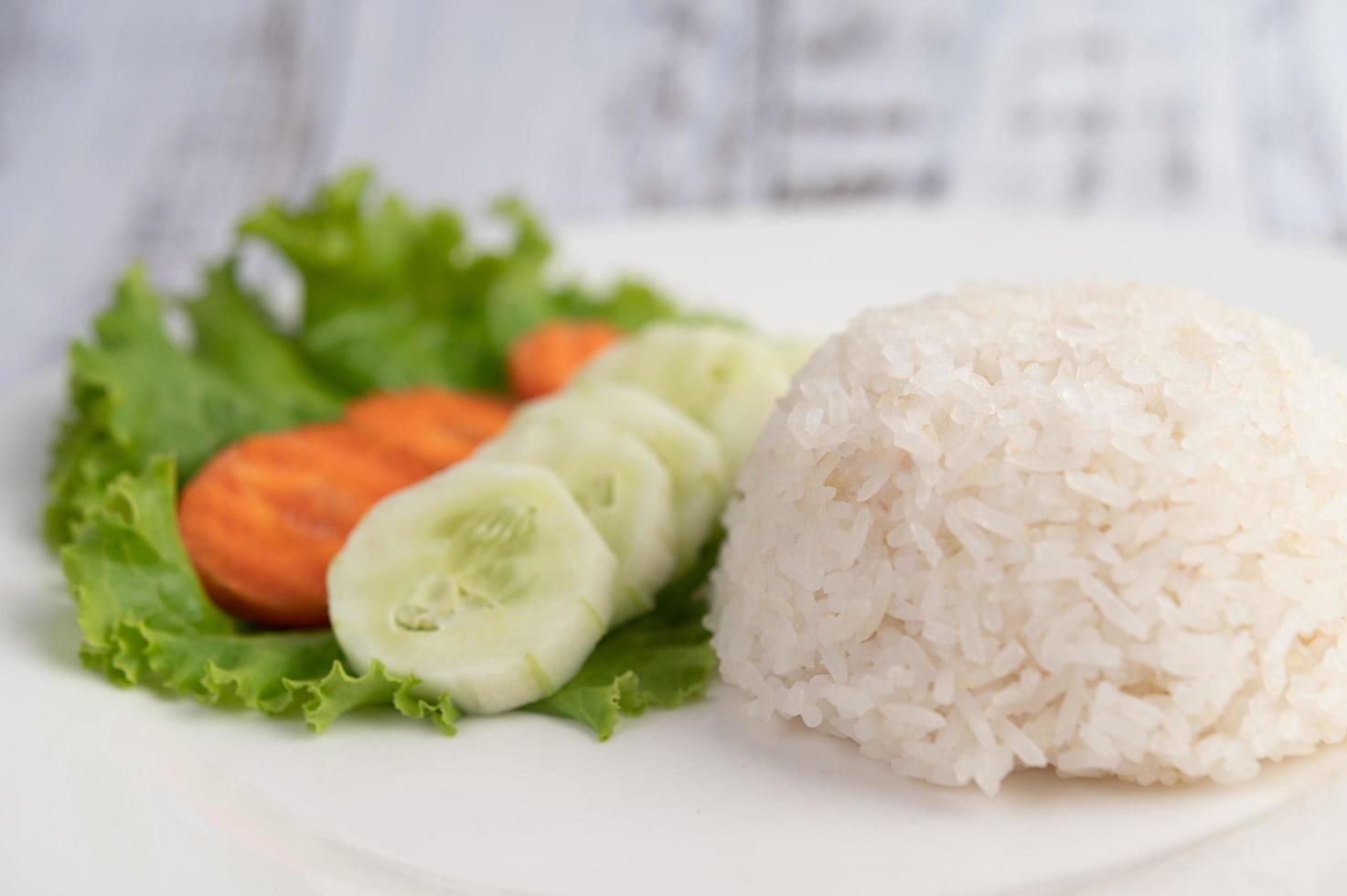 arroz cozido no vapor com pepino, salada e cenoura foto