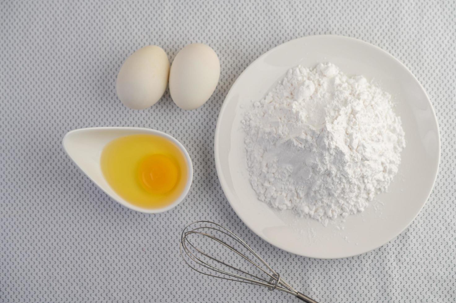 ovos e ingredientes de farinha de tapioca foto