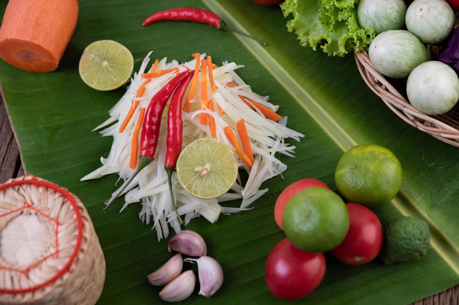 ingredientes frescos para salada de mamão foto