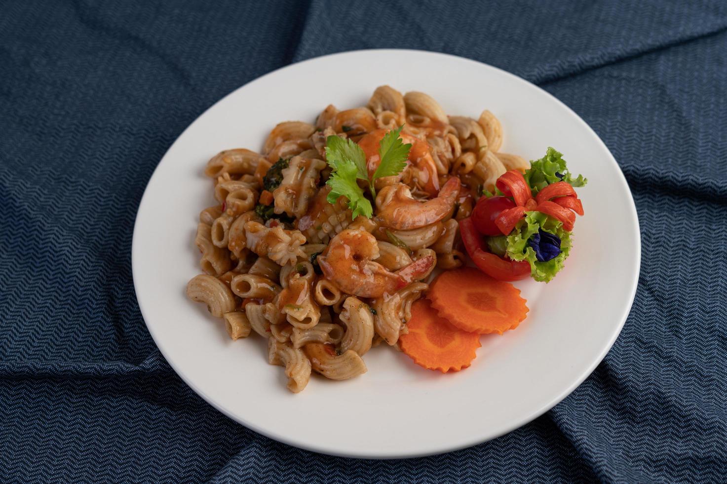 camarão e macarrão com cenoura, tomate e salada foto