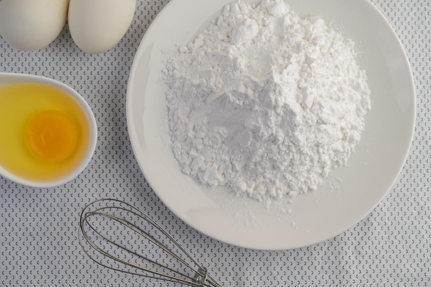 ovos e ingredientes de farinha de tapioca foto