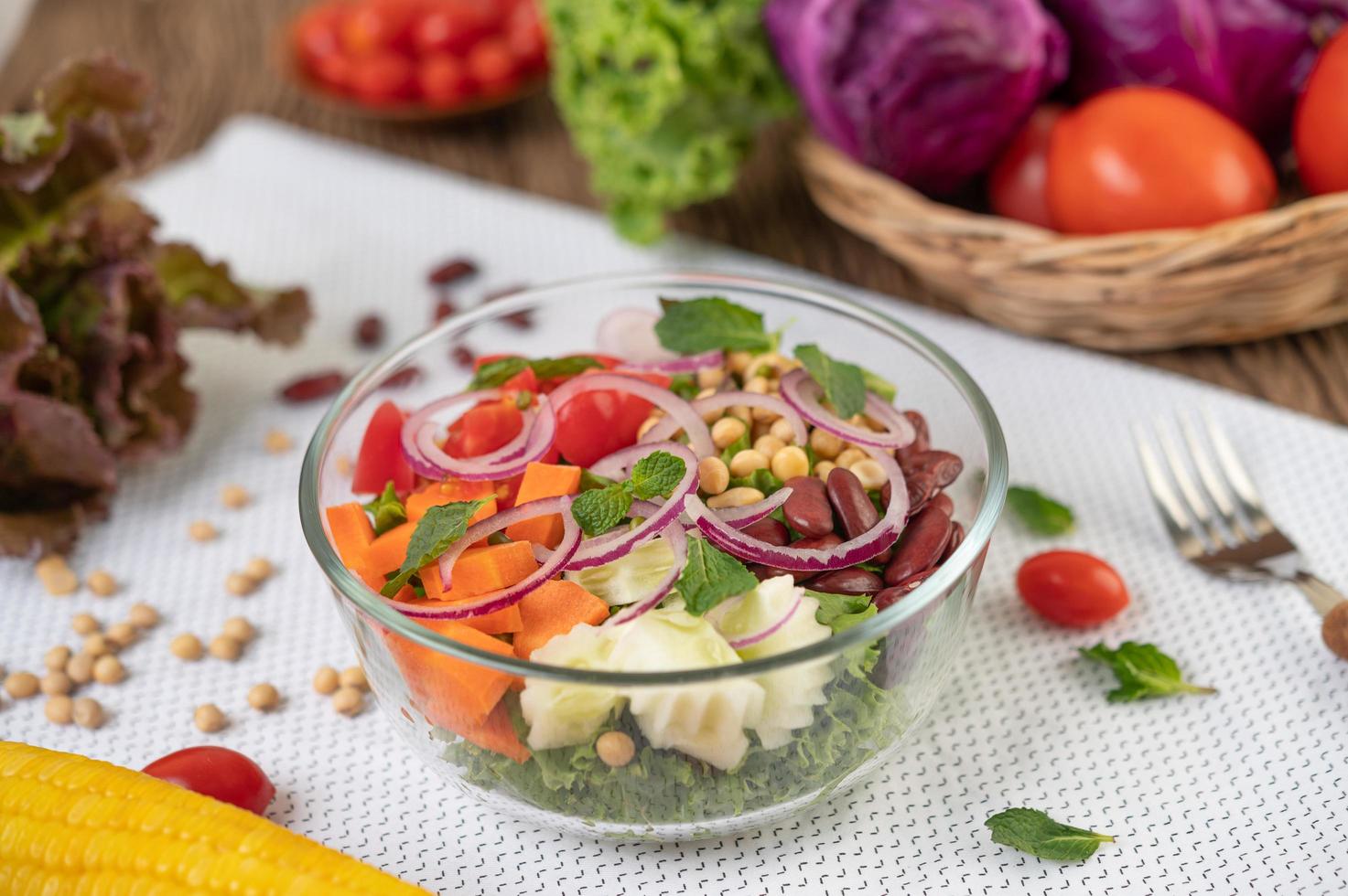 salada de frutas e vegetais frescos em uma tigela de vidro foto