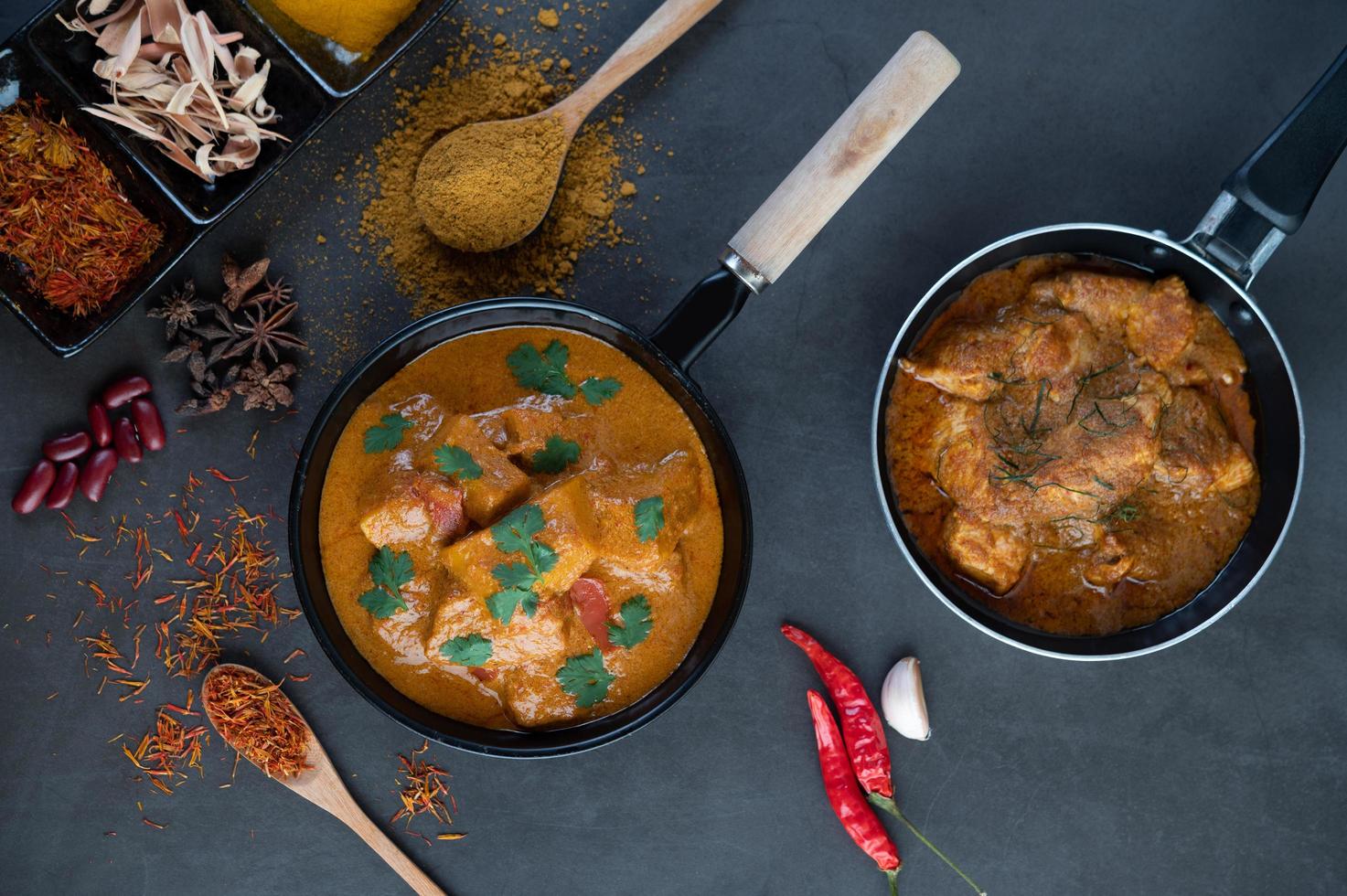 Caril massaman com temperos tradicionais foto