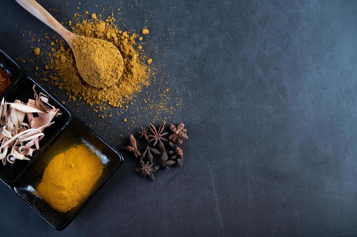 especiarias em uma superfície cinza de cozinha foto