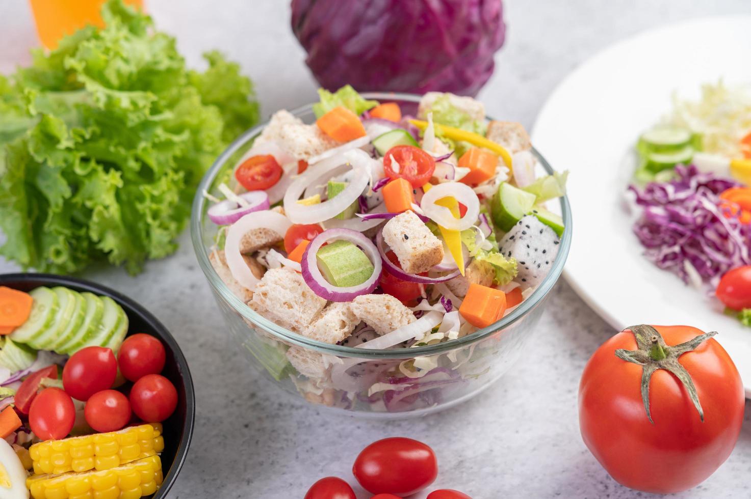 uma salada banhada com vegetais foto