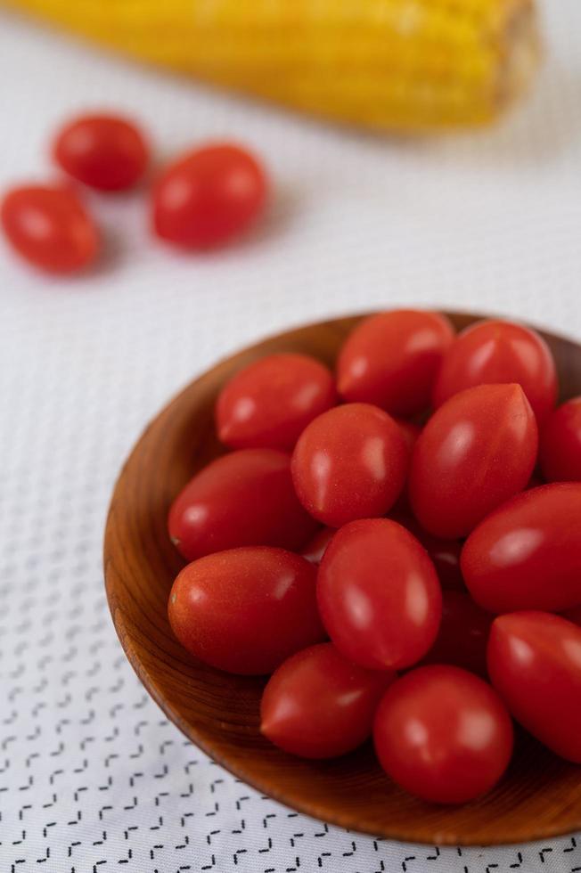 tomates e milho em um pano branco foto