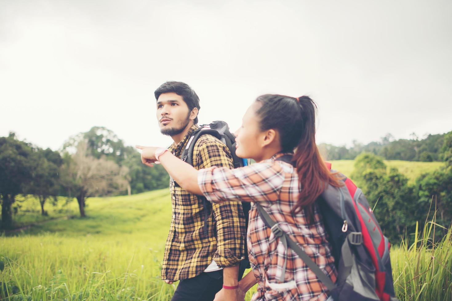 retrato de um jovem casal feliz caminhando em uma caminhada foto