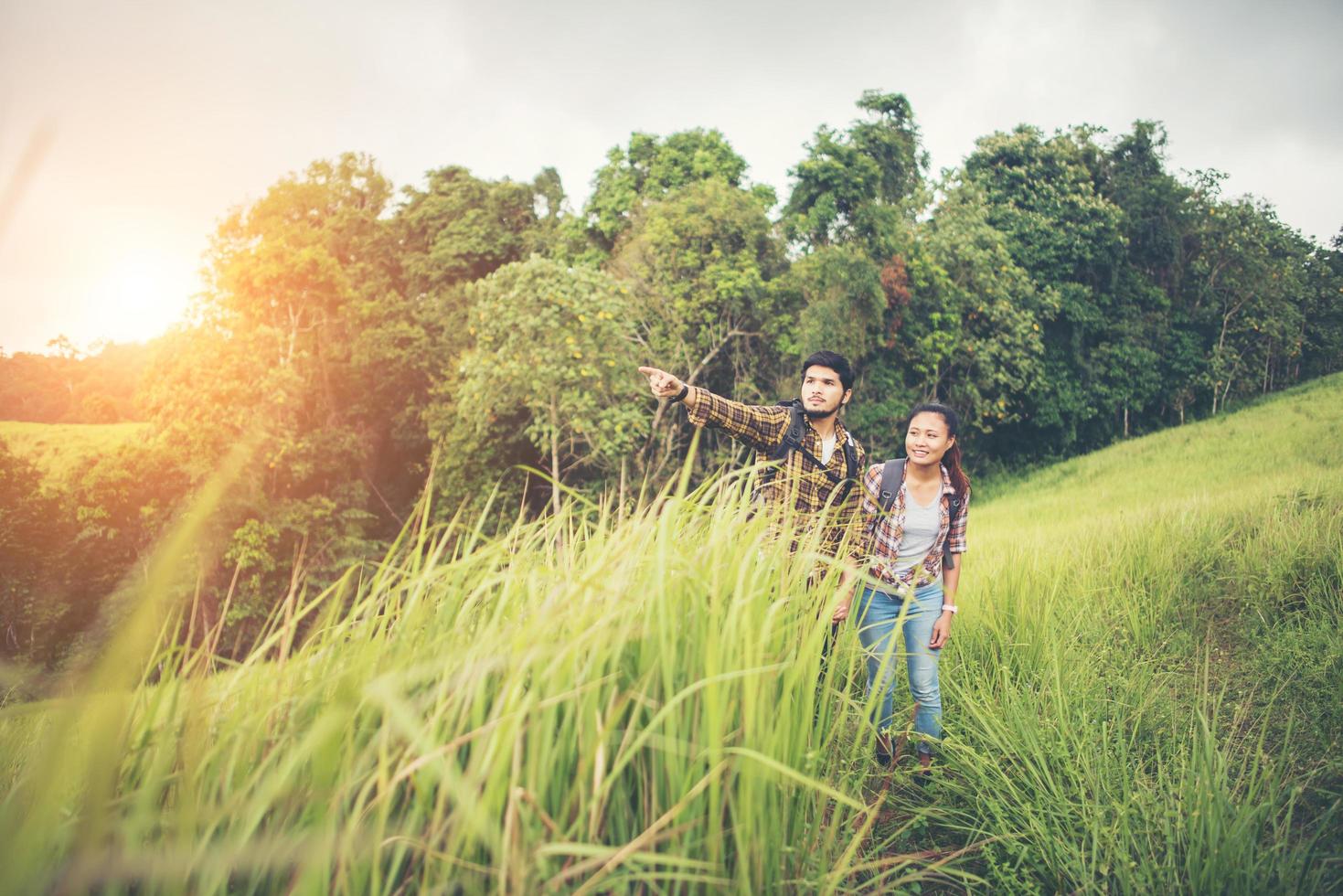 retrato de um jovem casal feliz caminhando em uma caminhada foto