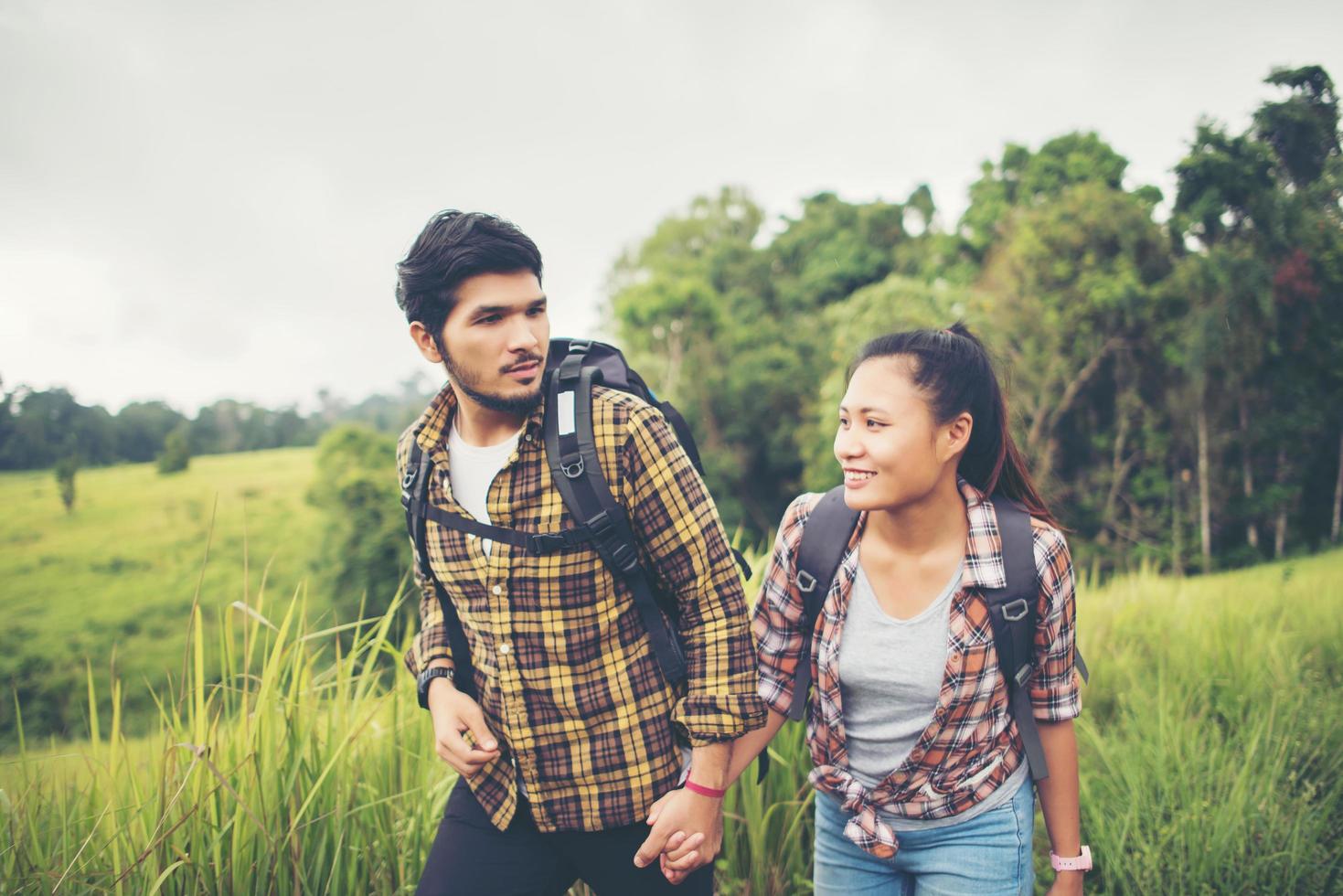 retrato de um jovem casal feliz caminhando em uma caminhada foto