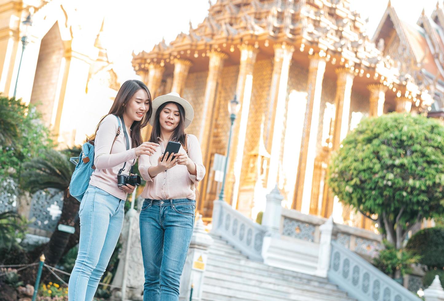 mulheres turistas tirando selfie foto